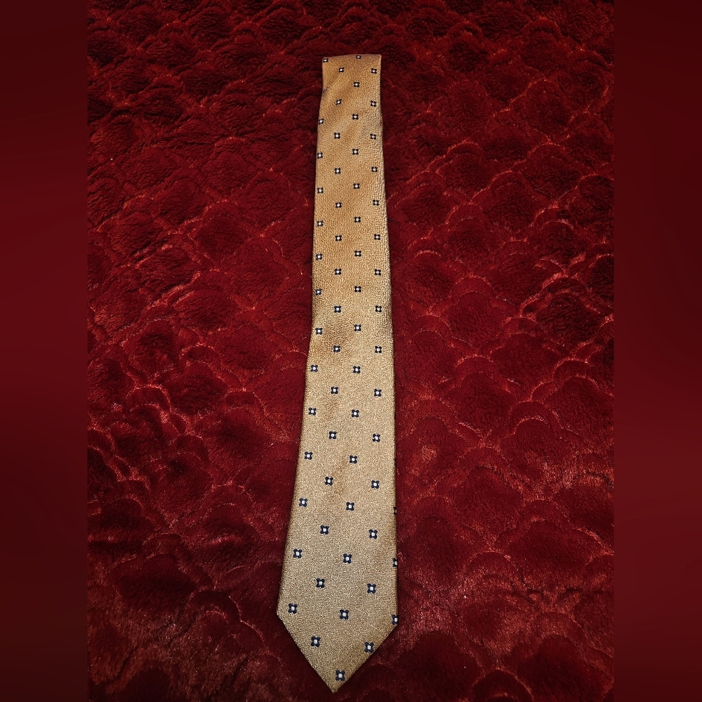 An Ivy Copenhagen Men's Tie in tan with a blue flower pattern is a stylish and